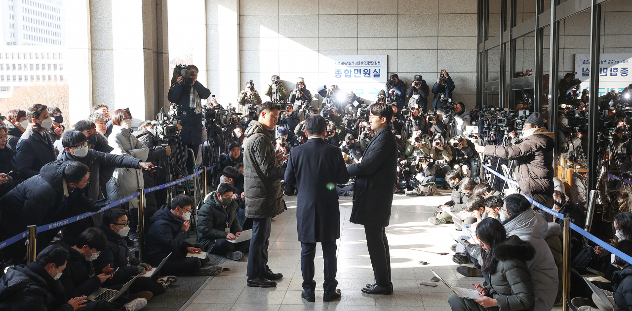 '위례·대장동 개발 의혹'과 관련해 검찰의 소환조사 통보를 받은 이재명 더불어민주당 대표가 지난달 28일 오전 서울 서초구 서울중앙지방검찰청에 출석하기 전 취재진 질문에 답하고 있다. [연합]