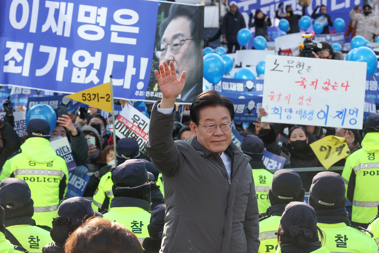 '위례·대장동 개발 의혹'과 관련해 검찰의 소환조사 통보를 받은 이재명 더불어민주당 대표가 지난달 28일 오전 서울 서초구 서울중앙지방검찰청에 출석하기 전 지지자에게 인사하고 있다. [연합]