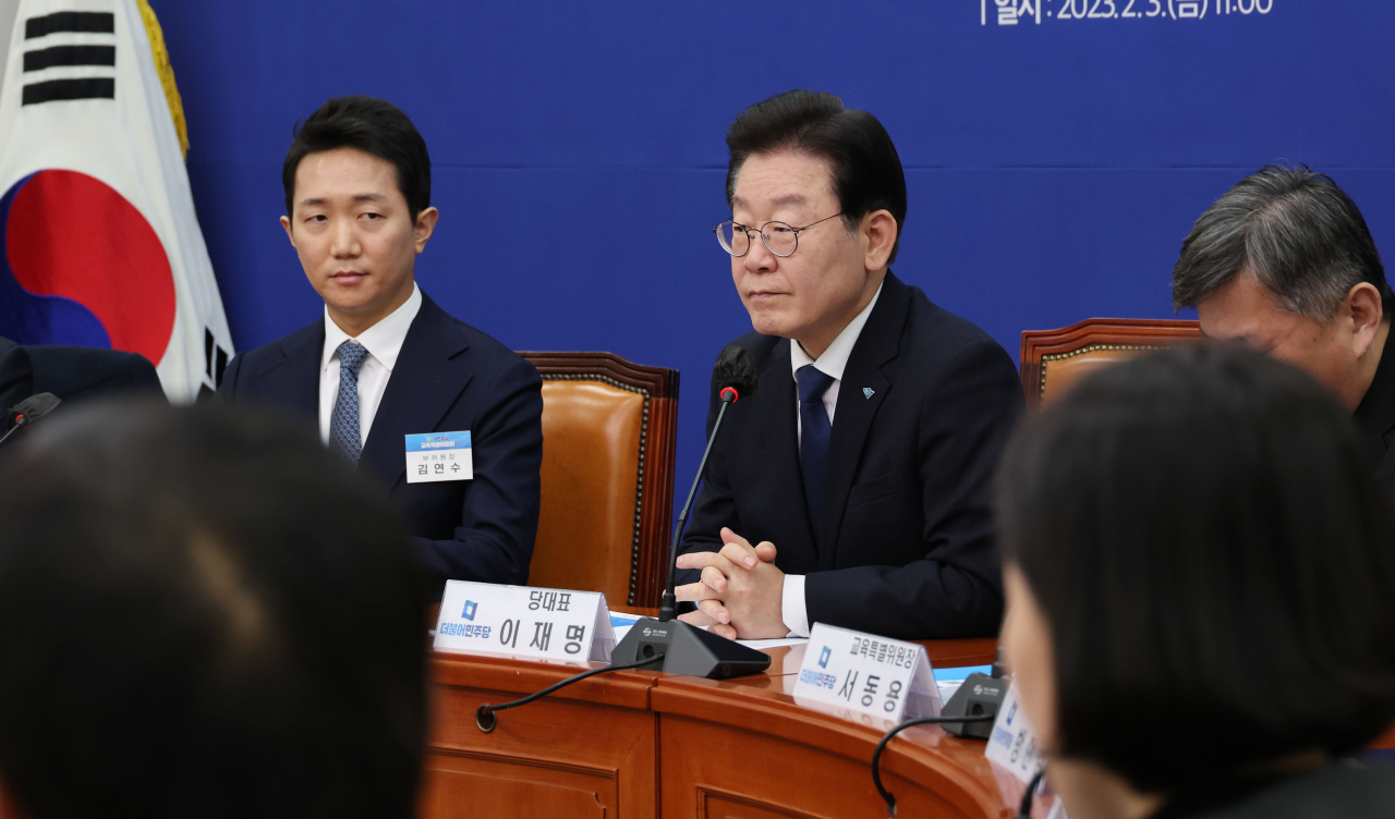이재명 이재명 대표가 3일 오전 서울 여의도 국회에서 열린 교육특별위원회 출범식에서 참석자 발언을 듣고 있다. [연합]