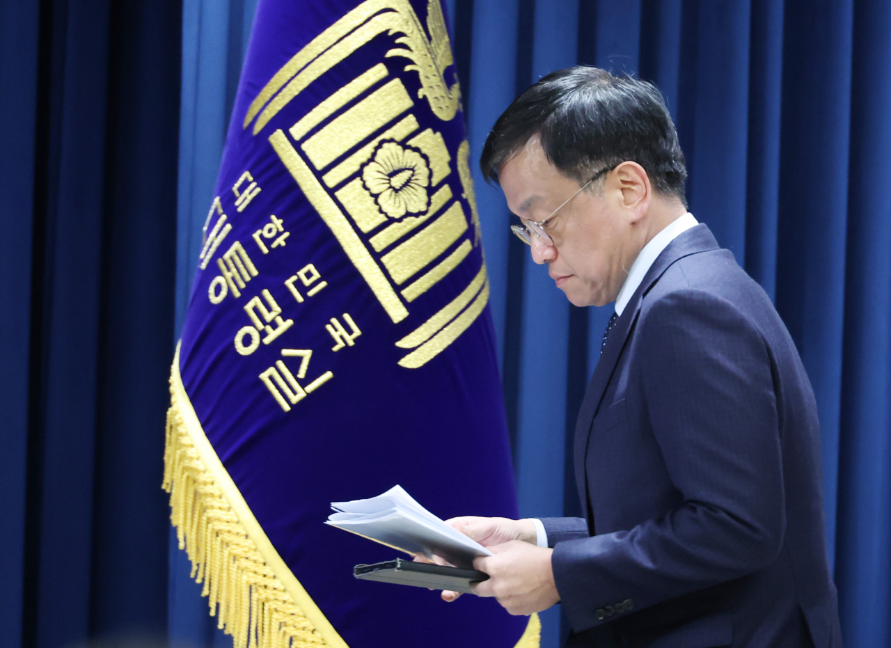 최상목 대통령실 경제수석이 지난달 31일 오후 서울 용산 대통령실 청사에서 오전에 열린 아랍에미리트(UAE) 투자유치 후속조치 점검회의 내용 등을 설명하기 위해 브리핑룸으로 입장하고 있다. [연합]