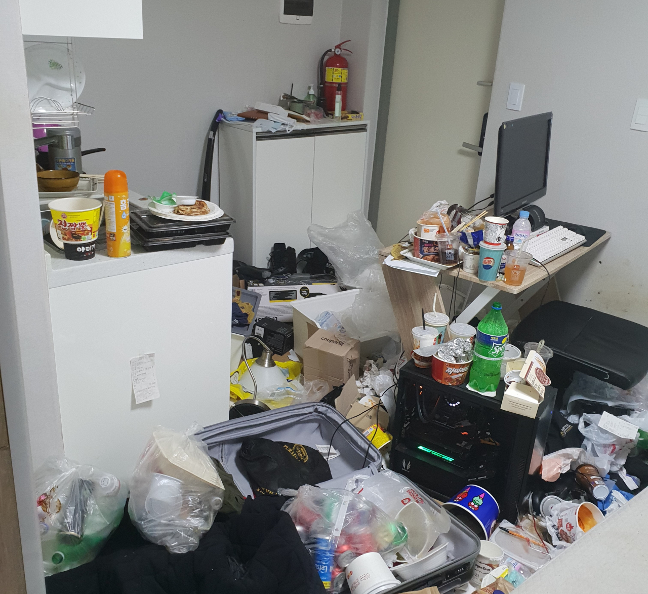 안무서운회사 대표로 있는 유승규 씨도 과거 은둔생활을 했다. 그가 공개한 은둔생활 시절 당시 집 안이 각종 쓰레기로 어지럽혀져 있다. [유승규 씨 제공]