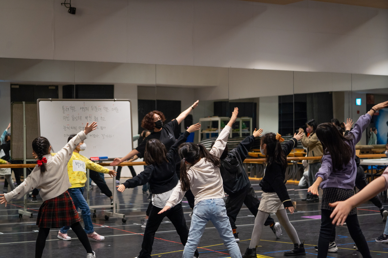 마오리족의 하카(haka)를 닮은 안무를 배우는 뮤지컬 ‘마틸다’ 원데이클래스. [신시컴퍼니 제공]