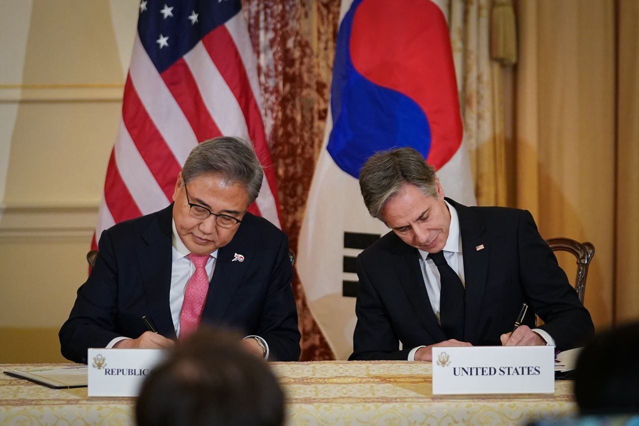 박진 외교부 장관이 3일 오후(현지시간) 토니 블링컨 미국 국무장관과 한미 외교장관회담을 마치고 한미 과학기술협력협정 개정 및 연장 의정서에 서명하고 있다. [외교부 제공]