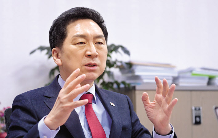 국민의힘 당권 도전에 나선 김기현 의원이 당대표 선거 불출마를 선언한 나경원 전 원내대표의 자택을 전날 찾았다고 4일 밝혔다. [헤럴드경제=이상섭 기자]