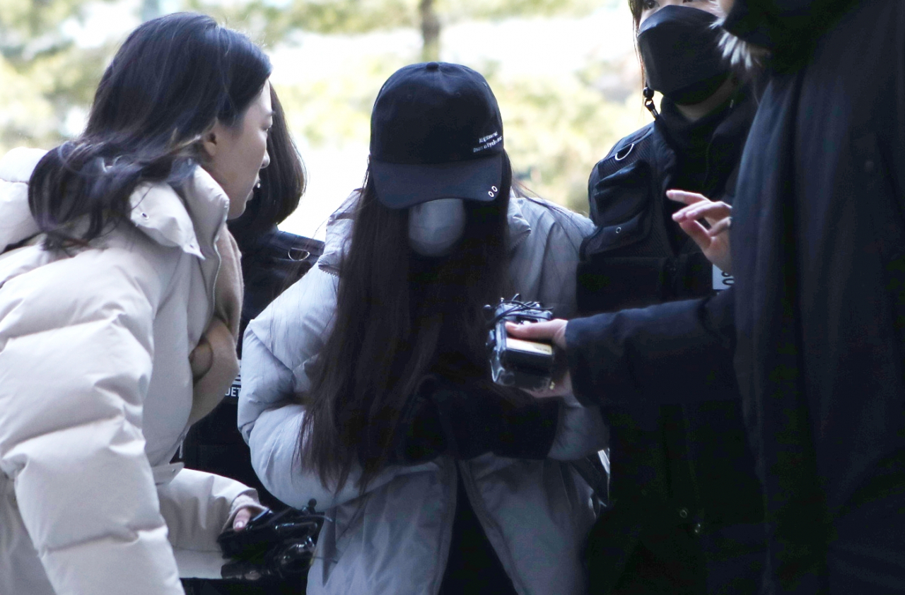 2살 아들을 집에 혼자 두고 사흘간 방치해 숨지게 한 혐의를 받는 A(24)씨가 4일 오후 구속 전 피의자심문(영장실질심사)을 받기 위해 인천시 미추홀구 인천지방법원으로 들어서고 있다. [연합]