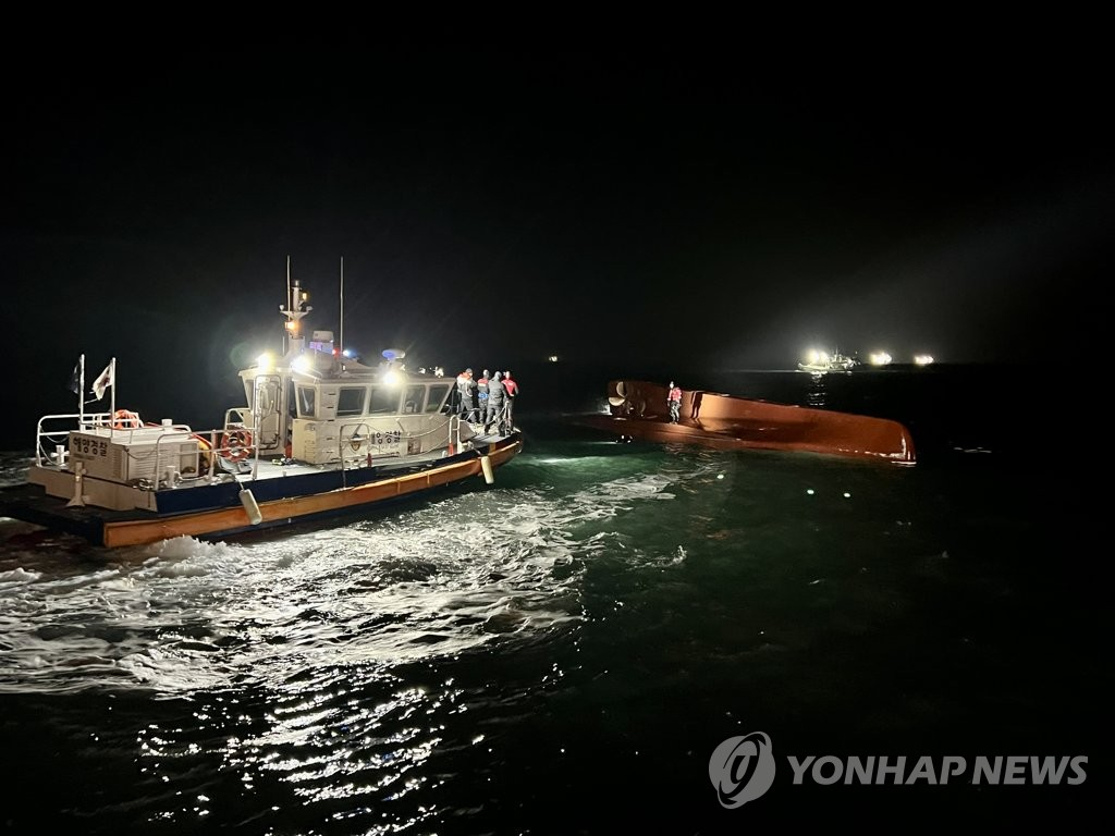 5일 오전 전남 신안군 임자면 재원리 대비치도 서쪽 16.6㎞ 해상에서 목포해경 대원들이 어선 전복 사고 실종자를 수색하고 있다.[연합]