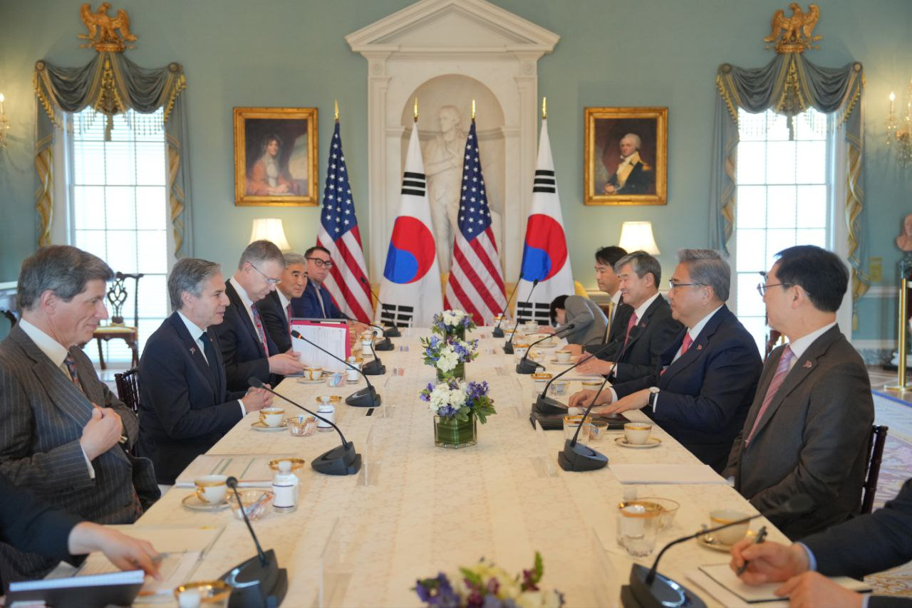박진 외교부 장관이 3일 오후(현지시간) 토니 블링컨 미 국무장관과 회담을 하고 있다. 미국 측에서는 호세 페르난데스 국무부 경제차관, 대니얼 크리튼브링크 국무부 동아태 차관보, 성 김 국무부 대북특별대표 등이 배석했다. [연합]