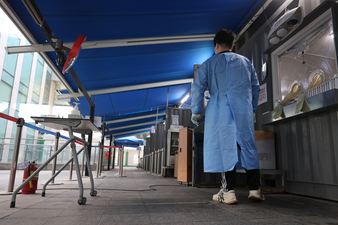 A COVID-19 testing center is empty in Yongsan, central Seoul, on Friday. (Yonhap)