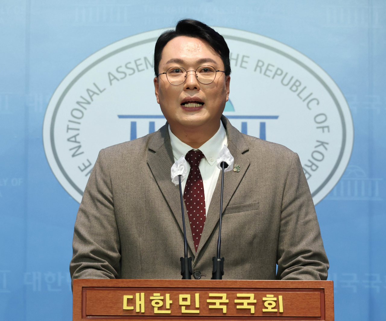 국민의힘 천하람 전남 순천갑 당협위원장이 3일 국회 소통관에서 열린 당대표 출마기자회견에서 "당대표가 되면 윤핵관을 퇴출시키겠다"고 주장하고 있다. [연합]