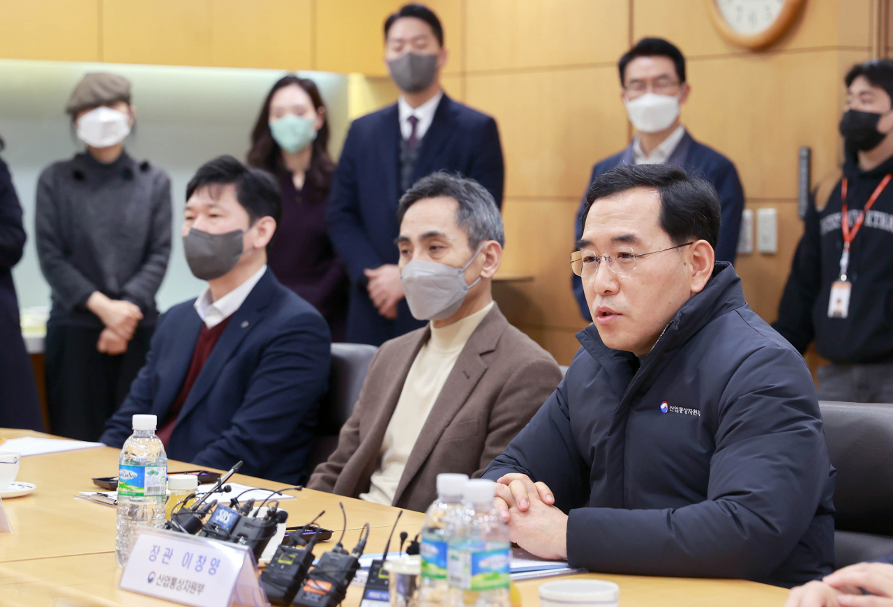 이창양 산업통상자원부 장관이 5일 서울 강서구 서울도시가스를 방문해 김진철 서울도시가스 사장을 비롯한 관계자로부터 회사 운영현황 및 애로사항을 청취하고 있다. [산업통상자원부 제공]