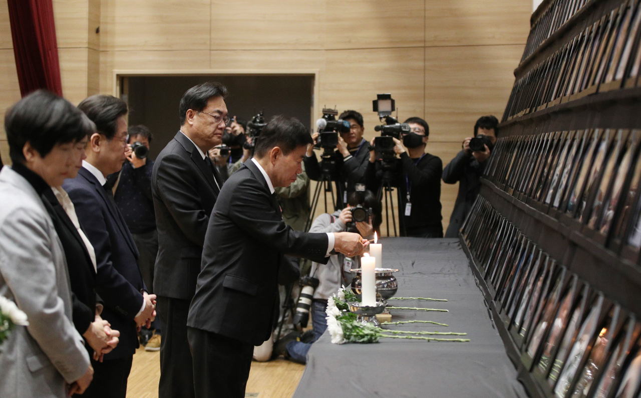 5일 오전 국회 의원회관 대회의실에서 열린 10.29 이태원 참사 국회추모제에서 김진표 국회의장, 국민의힘 정진석 비상대책위원장, 더불어민주당 이재명 대표 등이 헌화하고 있다. [연합]