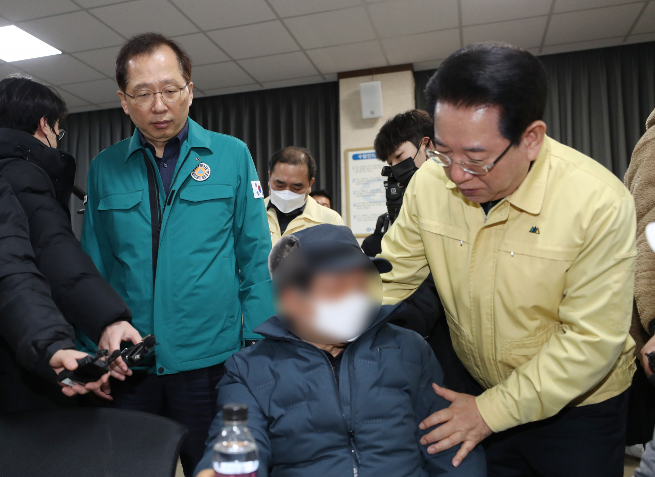 김영록 전남지사가 5일 오전 전남 목포시 신안군수협 회의실에서 조승환 해양수산부 장관과 청보호 전복 사고의 실종자 가족을 위로하고 있다. 전날 오후 신안 해상에서 24t급 통발어선 청보호가 전복돼 3명이 구조되고 9명은 실종됐다. 연합뉴스