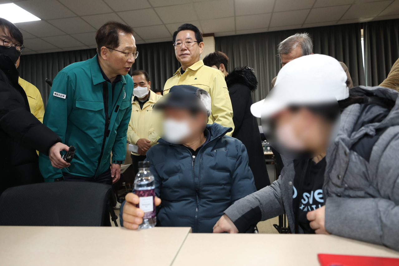 조승환 해양수산부 장관이 5일 오전 전남 목포시 신안군수협 회의실에서 청보호 전복 사고의 실종자 가족과 대화하고 있다. 현재 4명은 실종된 상태다.연합]