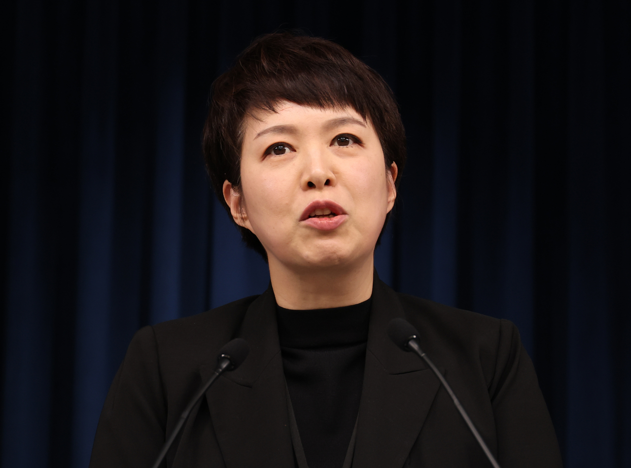 김은혜 대통령실 홍보수석이 5일 오후 서울 용산 대통령실 청사에서 이도운 신임 대통령실 대변인 인선 관련 브리핑을 하고 있다. [연합]