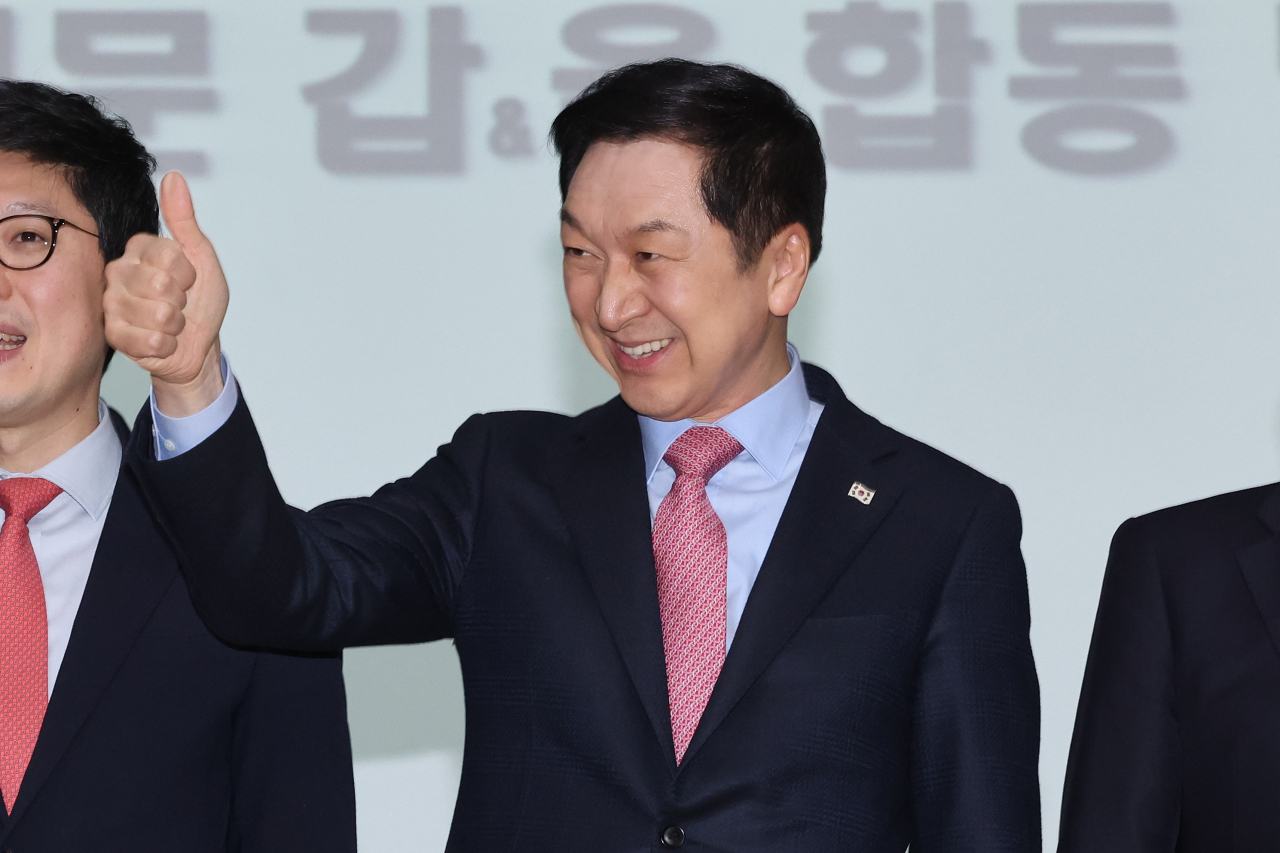 국민의힘 김기현 당 대표 후보가 5일 오후 서울 동대문구청 대강당에서 열린 국민의힘 동대문구 갑을 합동 당원대회에서 엄지를 치켜세우고 있다. [연합]
