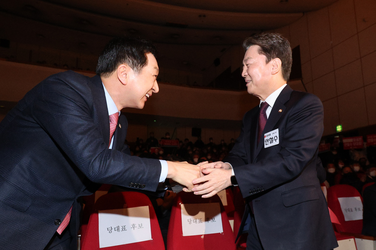 국민의힘 김기현(왼쪽)·안철수 당 대표 후보가 5일 오후 서울 동작문화원 대강당에서 열린 국민의힘 동작구 갑 합동 당원대회에서 인사를 나누고 있다. [연합]