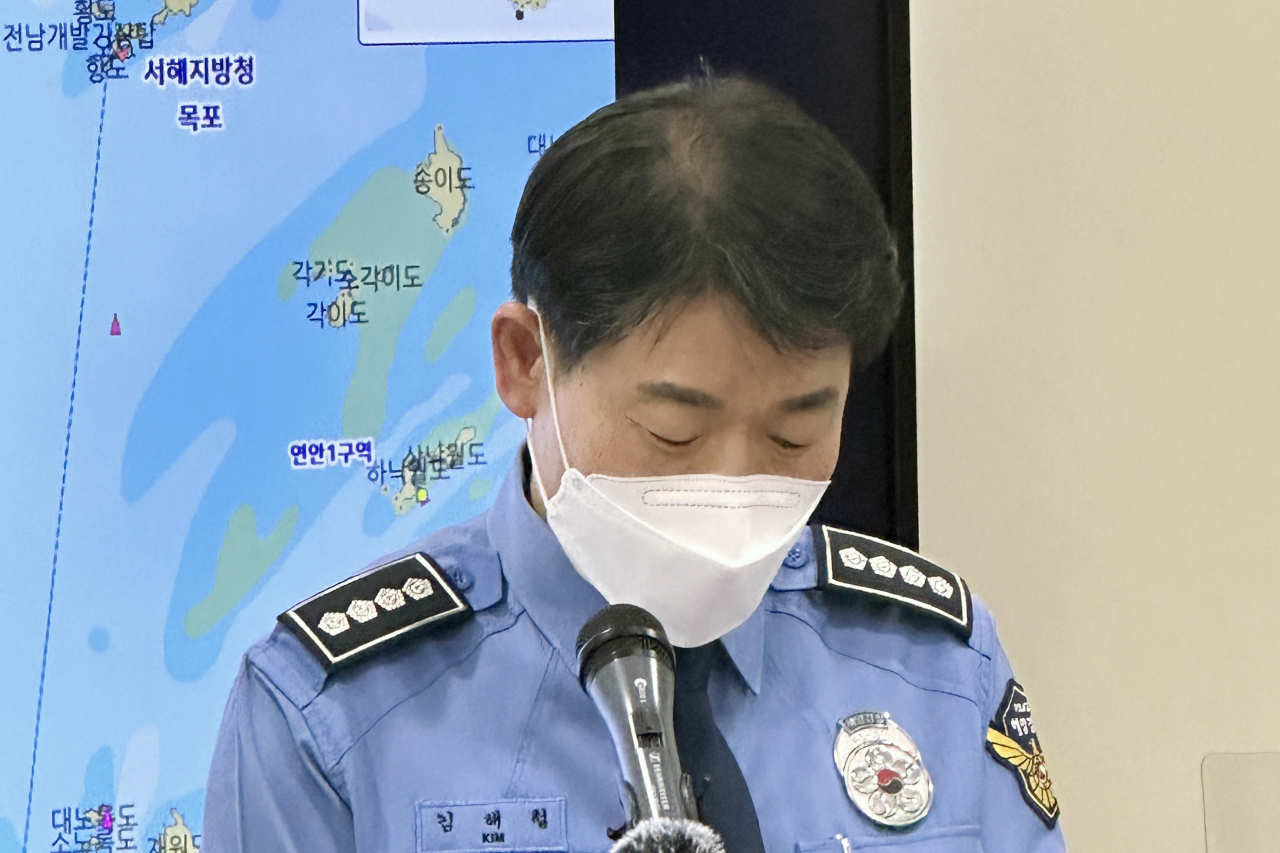 김해철 목포해양경찰서장이 5일 오후 전남 목포시 목포해양경찰서에서 어선 전복 사고 개요와 수색 상황과 관련한 브리핑을 하고 있다.[연합]