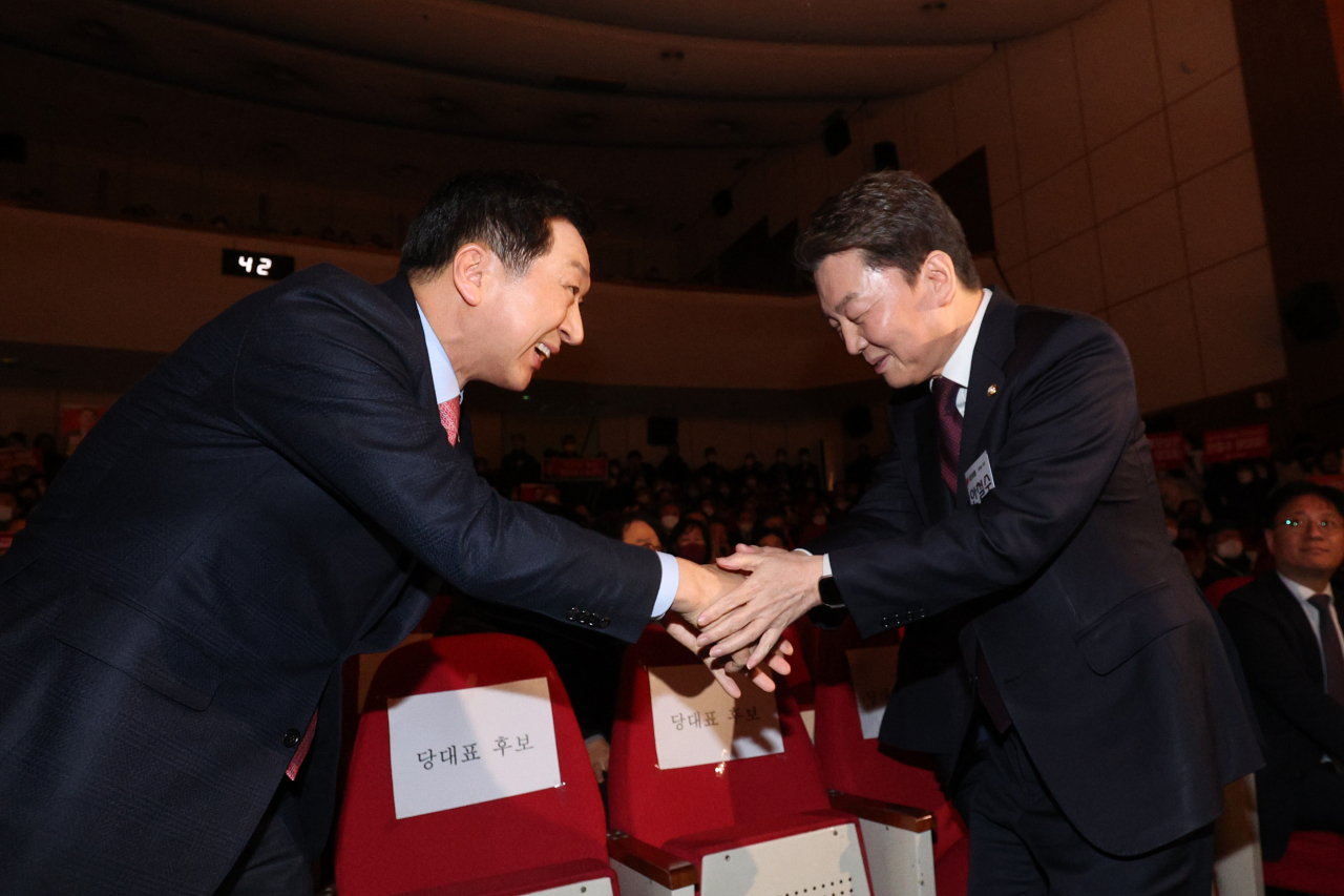 국민의힘 김기현(왼쪽)·안철수 당 대표 후보가 5일 오후 서울 동작문화원 대강당에서 열린 국민의힘 동작구 갑 합동 당원대회에서 인사를 나누고 있다. [연합]