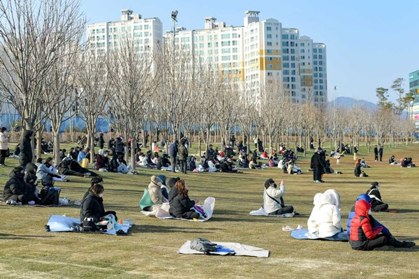4일 순천 오천그린광장에서 열린 2023순천정원박람회 성공 염원 가수 공연을 시민들이 잔디밭에서 관람하고 있다.
