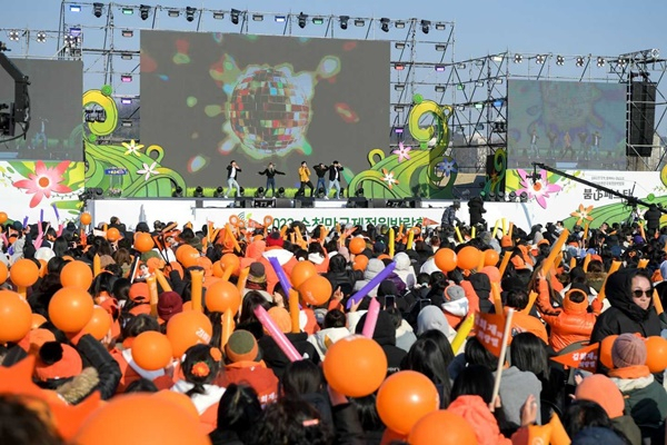 2023순천만국제정원박람회 가수 공연에 시민 2만여 명이 참석해 즐기고 있다.