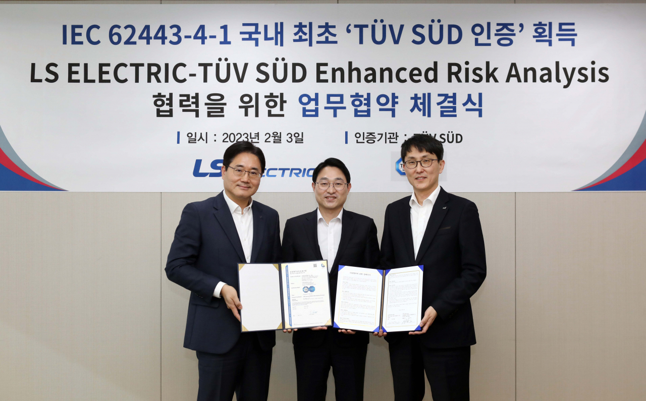 서장철(왼쪽부터) LS일렉트릭 미래기술연구소 CTO, 서정욱 TUV SUD 코리아 대표, 조주현 LS일렉트릭 자동화솔루션연구소 이사가 인증서를 수여 받고 기념촬영을 하고 있다. [LS일렉트릭 제공]