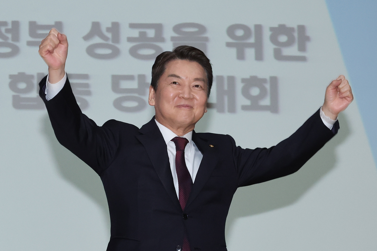 안철수 국민의힘 당 대표 후보가 5일 오후 서울 동대문구청 대강당에서 열린 국민의힘 동대문구 갑을 합동 당원대회에서 두 주먹을 불끈 쥐고 있다. [연합]