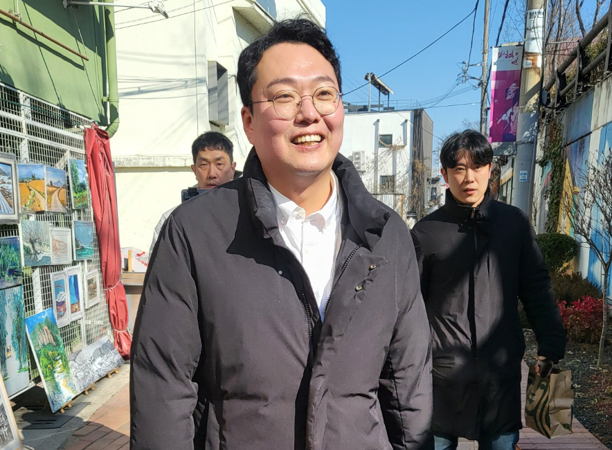 국민의힘 천하람 당 대표 후보가 5일 대구 중구 김광석 거리를 방문하고 있다. [연합]