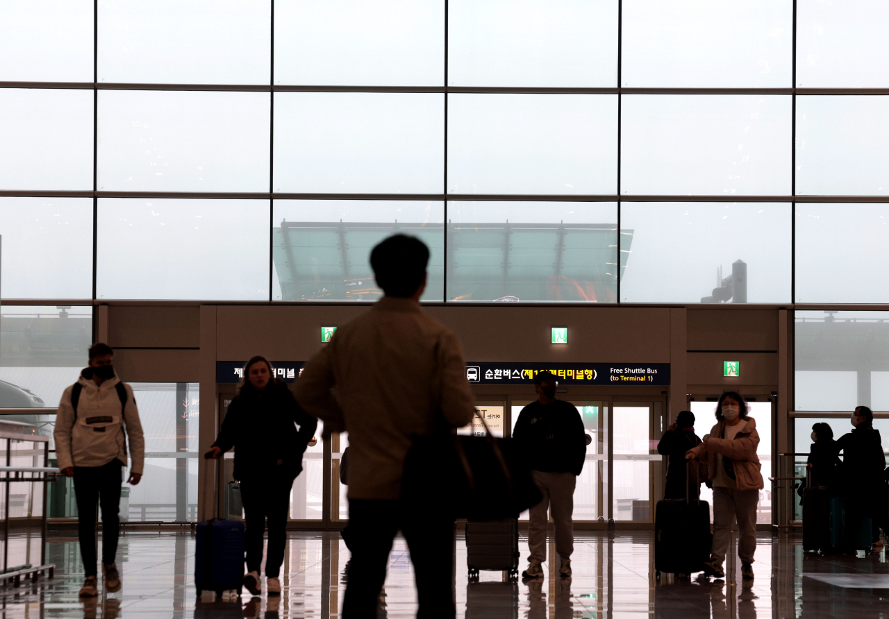 1일 오전 인천국제공항 제 2터미널에 안개가 자욱하다. [연합]