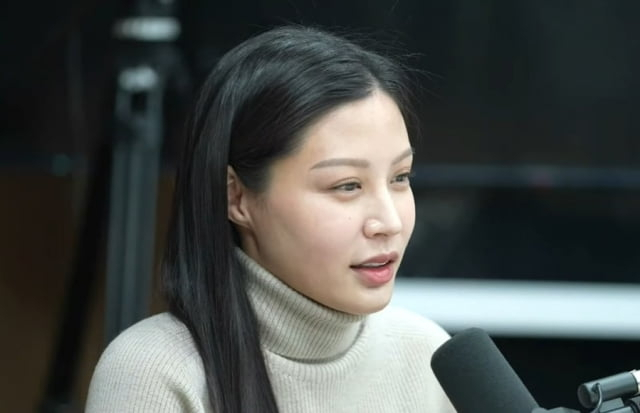 조민씨가 6일 김어준씨가 진행하는 유튜브 방송 ‘겸손은 힘들다 뉴스공장’에 출연해 얼굴을 공개했다. [유튜브 '김어준의 겸손은 힘들다 뉴스공장' 캡처]