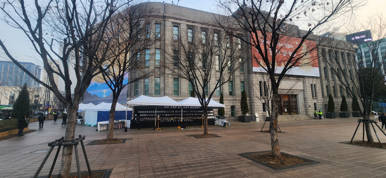 6일 오전 7시께 이태원 참사 유가족들이 시청앞 서울 광장에 설치한 분향소. 김용재 기자