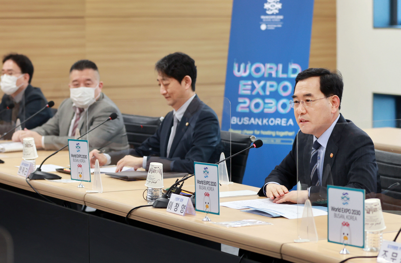이창양(오른쪽 첫번째) 산업통상자원부 장관이 6일 오전 서울 종로구 광화문 ‘2030 부산세계박람회’ 유치위원회 대회의실에서 그동안 추진상황과 향후 계획들을 점검하고 있다. [산업통상자원부 제공]