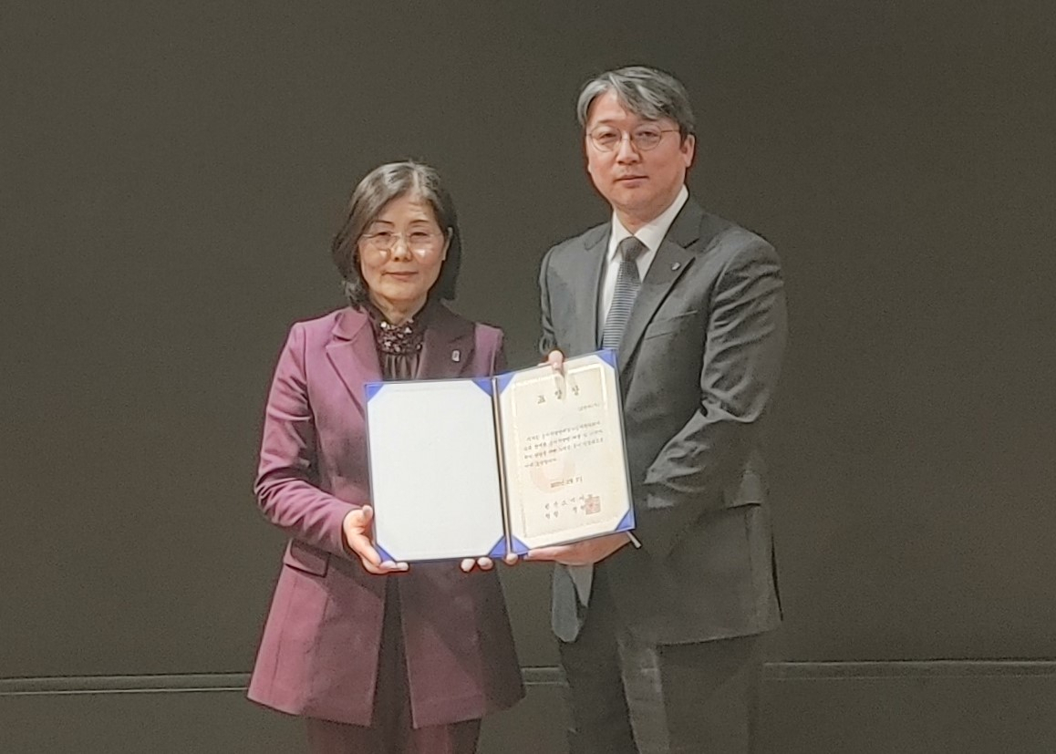 박영은(오른쪽) LG전자 고객가치혁신CS전략/지원담당 상무가 김경의 한국소비자원 상임이사에게 표창장을 받고 있다. [LG전자 제공]