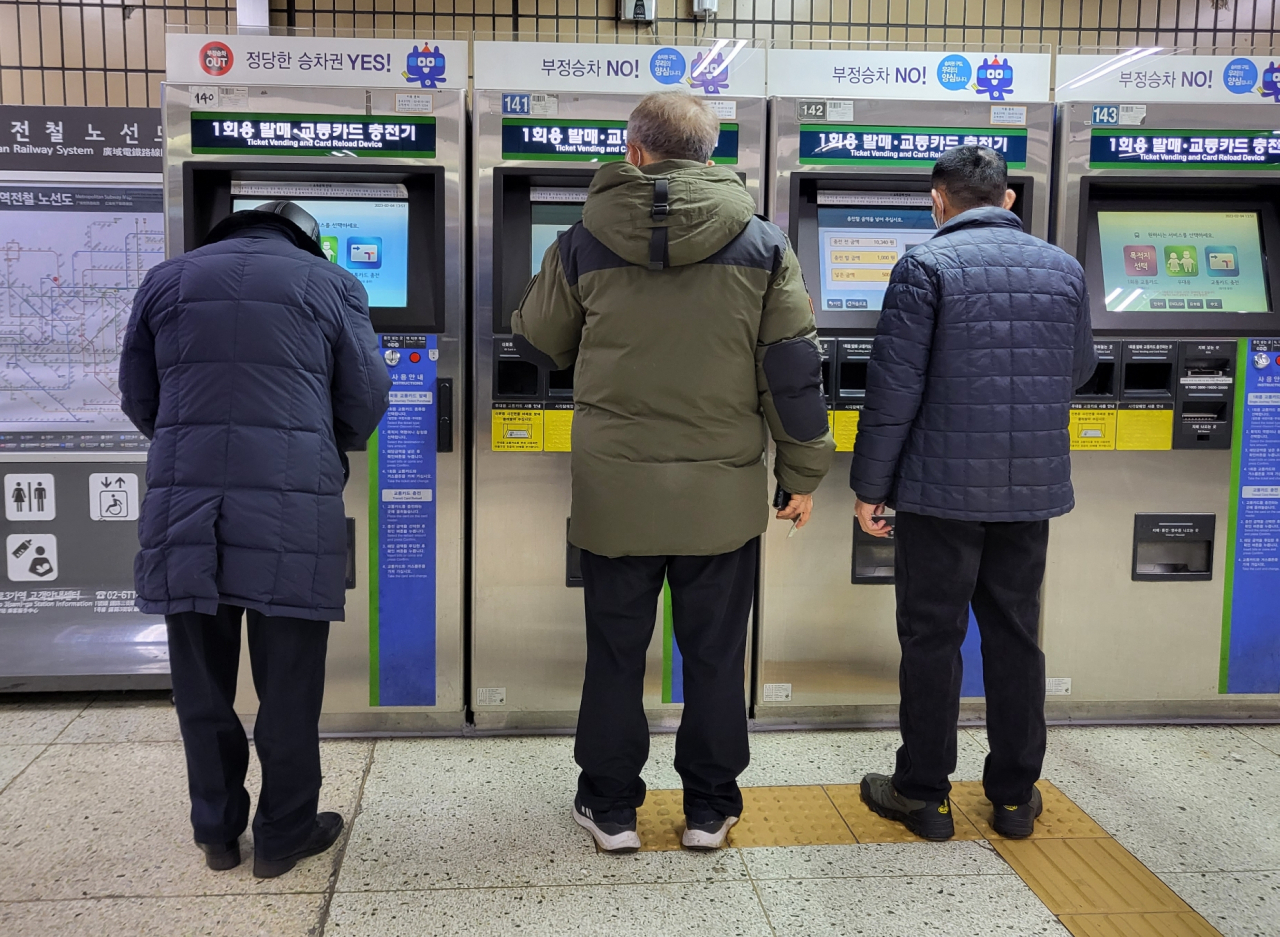 6일 서울 지하철 종로3가역에서 노인들이 무인승차권을 발급하고 있다. 박혜원 기자