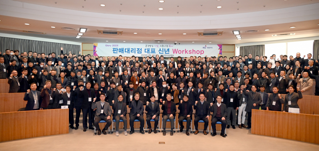 지난 3일 경기 용인에 위치한 써닝리더십센터에서 곽재선 회장(첫줄 오른쪽 네번째) 등 쌍용차 관계자들이 기념사진을 촬영하고 있다. [쌍용차 제공]