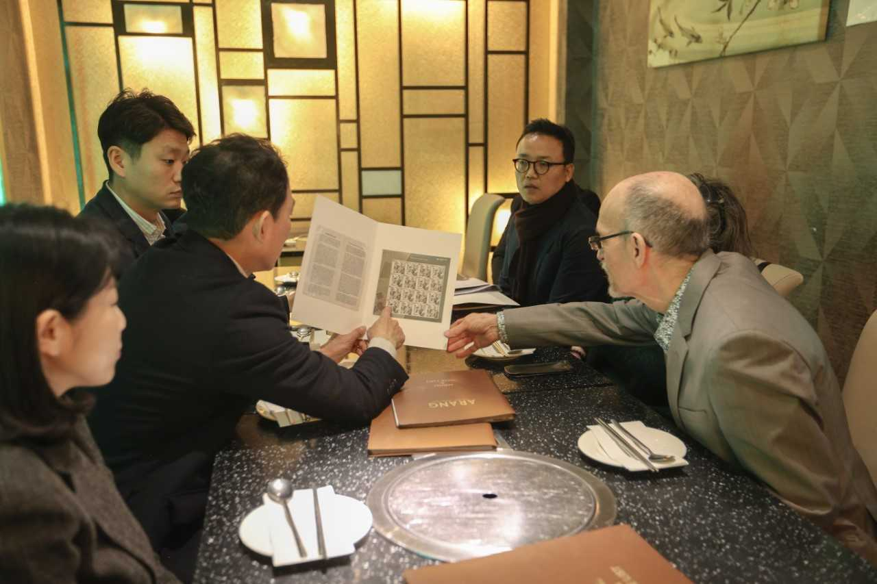 국가보훈처는 한영 수교 140주년을 맞아 언론 활동 등을 통해 일제의 침략을 규탄하는 독립운동을 전개한 어니스트 토마스 베델(한국명 배설)의 동상 건립을 추진한다고 6일 밝혔다. 박민식 보훈처장이 영국 방문중 베델의 손자 내외를 만나 우정사업본부에서 발행한 베델 기념우표집을 전달하고 있다. [국가보훈처 제공]