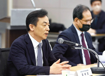 정대진 산업통상자원부 통상차관보가 6일 마리아 마틴-프랏 EU 통상총국 부총국장을 만나 통상현안에 대해 한국정부 및 기업들과 꾸준히 협의해 나갈 것을 요청했다. [연합]