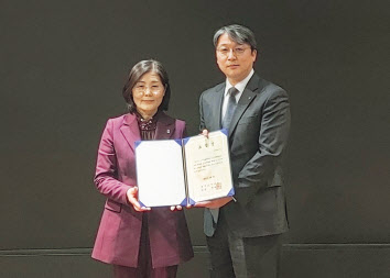 박영은(오른쪽) LG전자 고객가치혁신CS전략·지원담당 상무가 김경의 한국소비자원 상임이사에게 표창장을 받고 있다. [LG전자 제공]