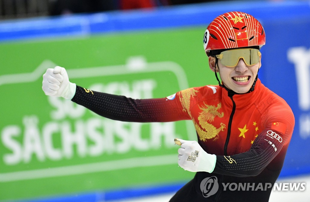 중국으로 귀화한 임효준(린샤오쥔)이 6일(한국시간) 쇼트트랙 월드컵 5차 대회 500ｍ에서 우승했다. [AP 연합]