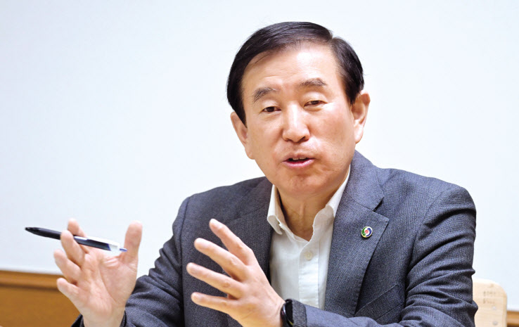 조길형 시장은 2일 오전 충주시청 시장 집무실에서 열린 헤럴드경제와의 인터뷰에서 “현대엘리베이터 본사 유치 내용을 말씀드리면 거의 책을 한 권 쓸 정도 된다”고 그 과정을 상세하게 설명했다. 이상섭 기자