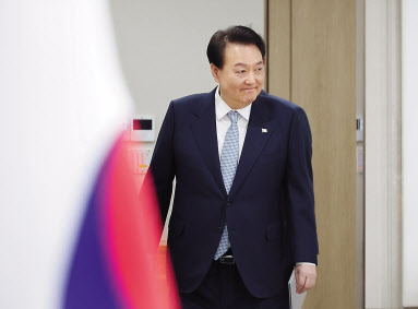 지난달 25일 서울 용산대통령실 청사에서 국무회의에 입장하고 있는 윤석열 대통령. [연합]