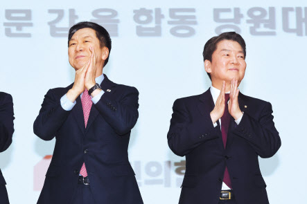 지난 5일 서울 동대문구청에서 열린 국민의힘 동대문구 갑을 합동 당원대회에 참석한 김기현 당 대표 후보(왼쪽)와 안철수 당 대표 후보. [연합]