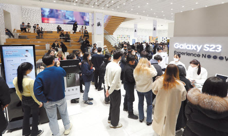 삼성 디지털프라자 홍대본점에 마련된 갤럭시 스튜디오에서 방문객들이 ‘갤럭시 S23’시리즈를 체험하고 있다. [삼성전자 제공]