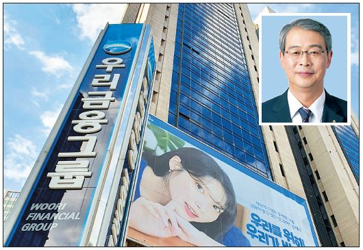 우리금융그룹사옥 전경. 사진 안 인물은 임종룡 차기 금융지주 회장.
