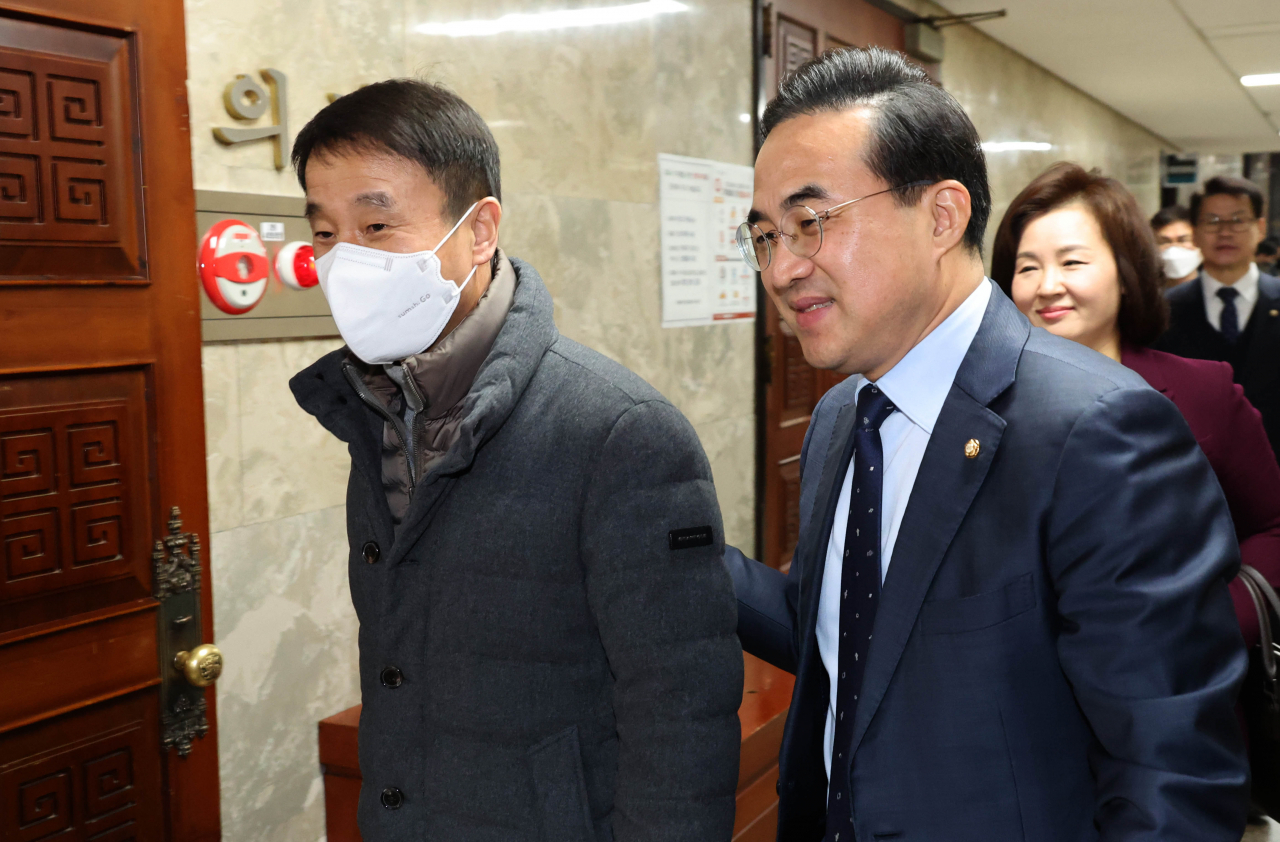 박홍근 더불어민주당 원내대표가 6일 국회에서 열린 비공개 의원총회에 참석하고 있다. [연합]