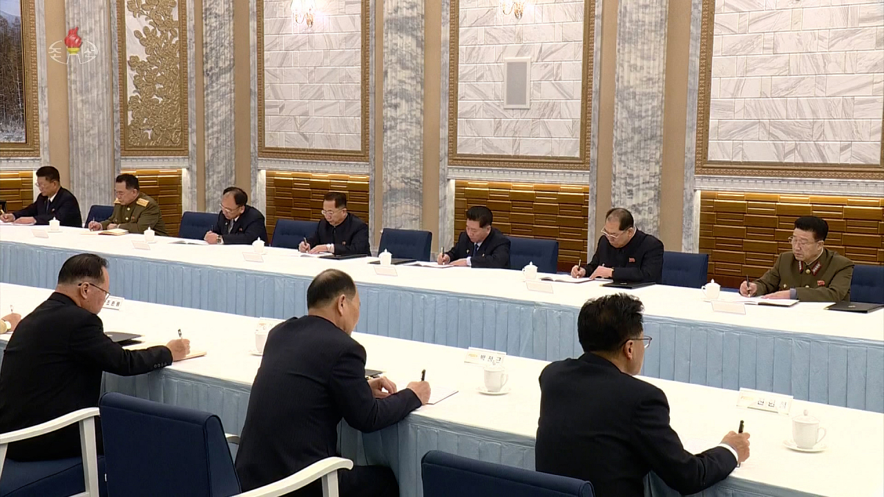 북한이 지난 5일 당중앙위원회 본부청사에서 조용원 당 중앙위원회 조직비서의 사회로 노동당 중앙위원회 제8기 제13차 정치국회의를 열고 이달 하순 당중앙위원회 제8기 제7차 전원회의 확대회의를 소집할 것을 결정했다고 조선중앙TV가 6일 보도했다. [조선중앙TV 화면] [연합]