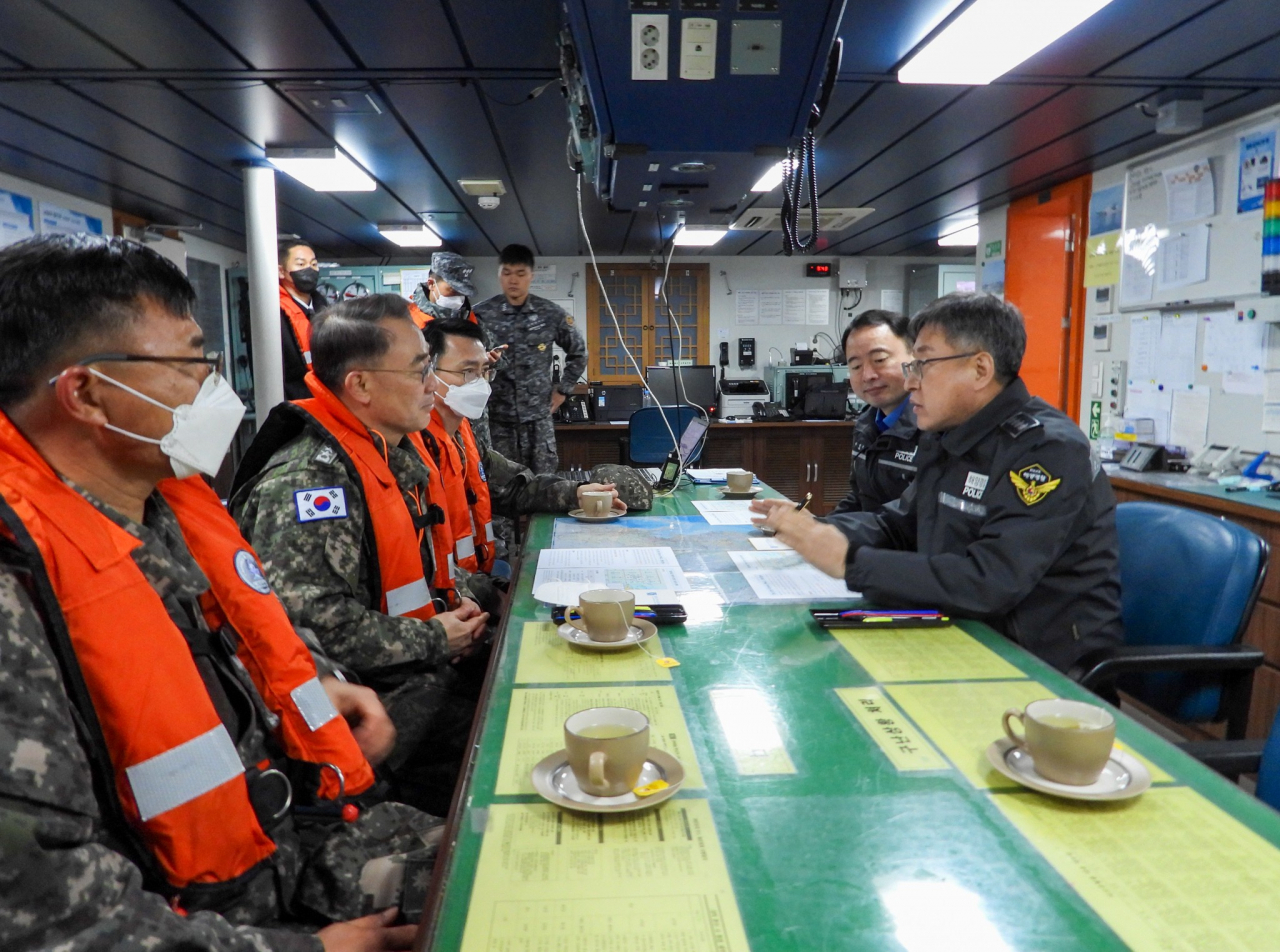 전남 신안 청보호 전복사고와 관련해 현장지휘함인 해경 3015함에서 김종욱 해양경찰청장과 이종호 해군 참모총장이 수색·구조 관련 상황 정보를 공유하고 대책 회의를 하고 있다.[연합]