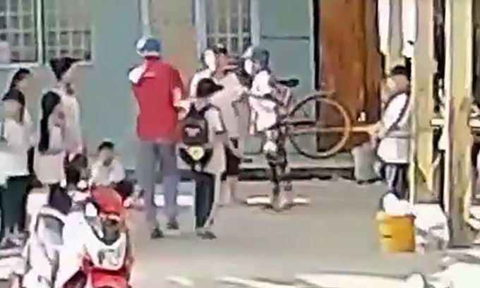 베트남에서 초등학생 아들을 둔 부모가 학교를 찾아가 자녀를 때린 것으로 의심되는 동급생들을 찾아내 폭행했다. [VN익스프레스 홈페이지 캡처]