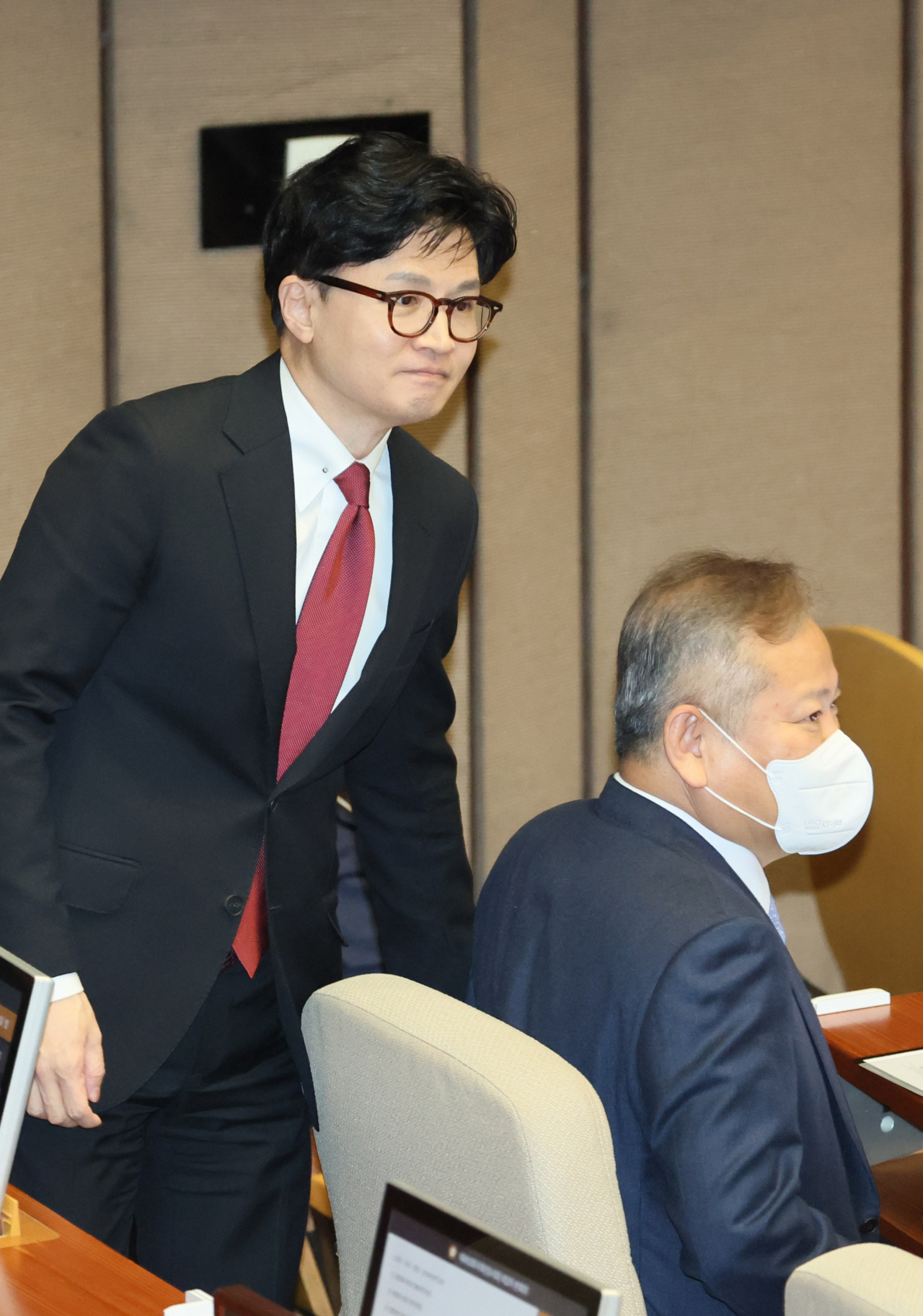 한동훈 법무부 장관이 6일 오후 열린 국회 본회의에서 이상민 장관 등 국무위원들과 인사를 나눈 뒤 자리로 돌아가고 있다. [연합]