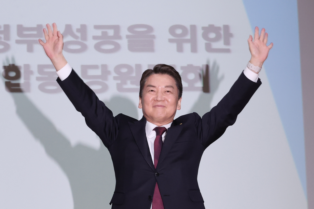 국민의힘 안철수 당 대표 후보가 5일 오후 서울 동대문구청 대강당에서 열린 국민의힘 동대문구 갑을 합동 당원대회에서 양팔을 번쩍 들어 인사하고 있다. [연합]