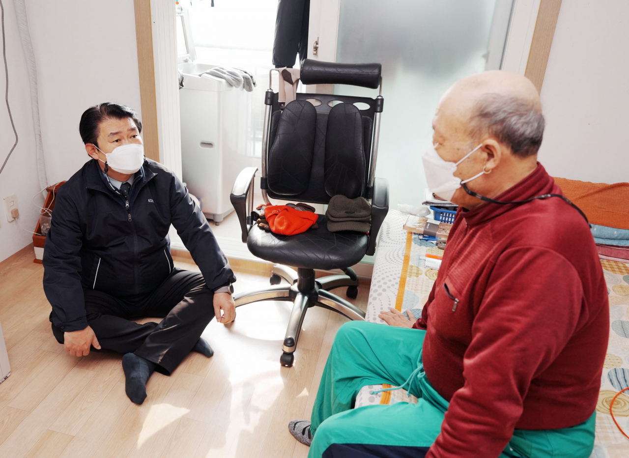 취약계층 현장방문 세대 점검 사진(좌측 정용기 한난 사장)